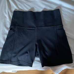 Athleta Salutation short 5” black